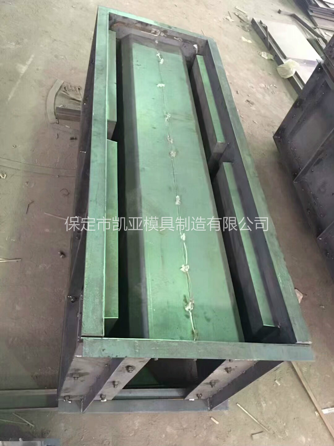 高速公路流水槽模具 混凝土流水槽模具 u型流水槽钢模具